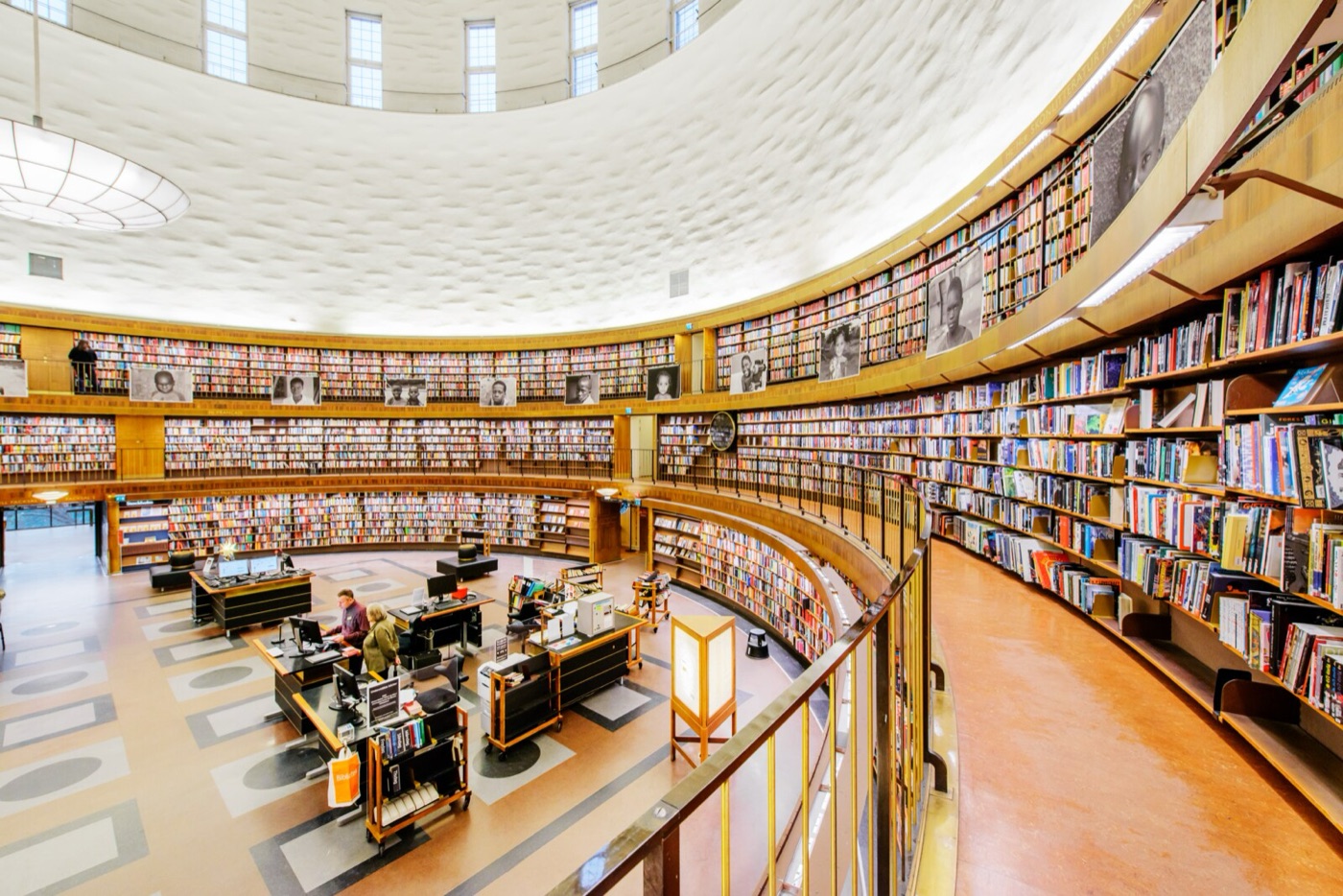 Rotunda Biblioteki Miejskiej w Sztokholmie (proj. Gunnar Asplund) — ściany wypełnione książkami