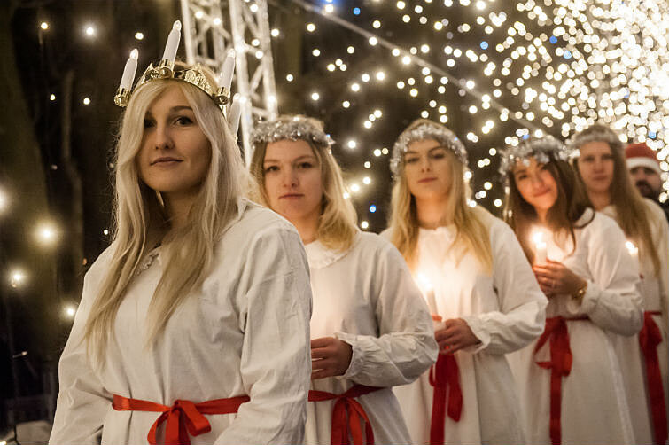 Luciatåg i Gdańsk — Lucia med ljuskrona och tärnor