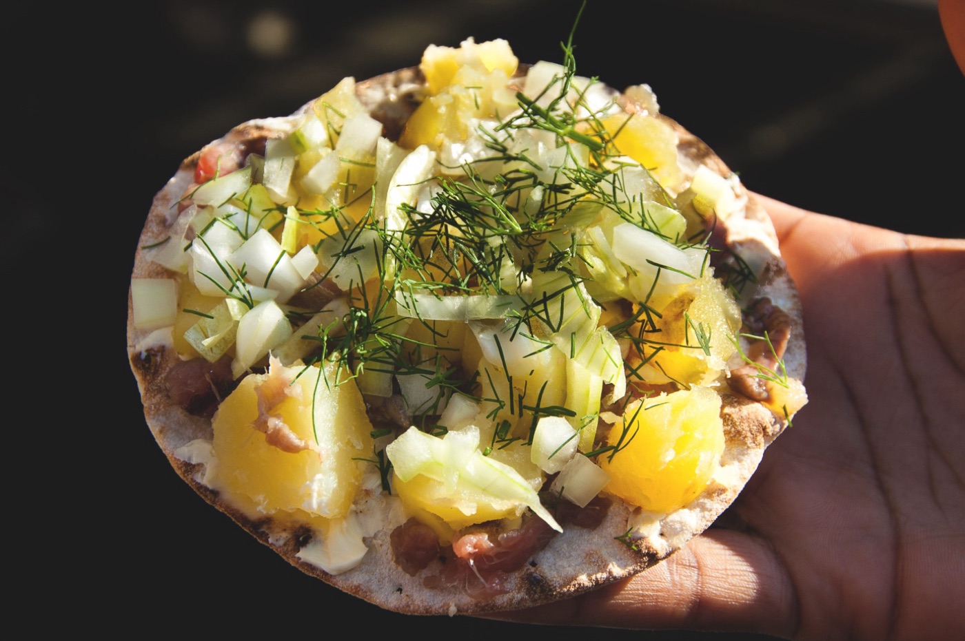 Surströmming på tunnbröd med potatis och lök