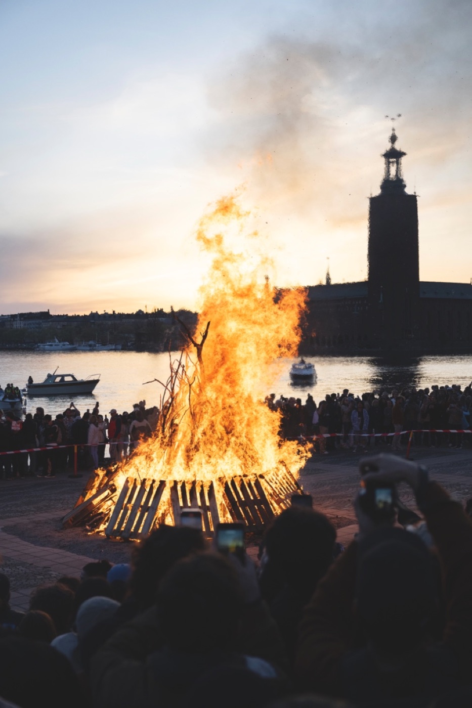 Valborgsbrasa vid vattnet, med Stockholms stadshus i bakgrunden
